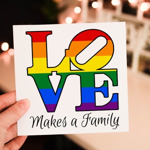 Tarjeta Love Makes A Family, felicitaciones por la adopción de un nuevo hijo, tarjeta para baby shower, tarjeta de adopción personalizada, tarjeta de adopción LGBTQ personalizada
