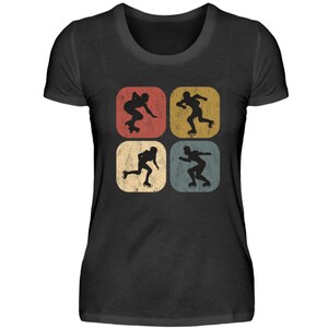 Peut inclure: T-shirt noir avec un design rétro. Quatre carrés affichent des silhouettes de patineurs à roulettes en action. Les carrés utilisent une palette de couleurs vintage rouge, jaune, beige et bleu, créant une esthétique sportive classique.