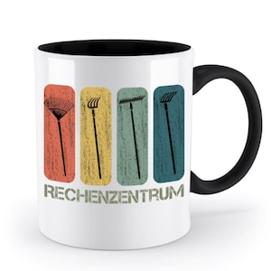 以下が含まれることがあります： 黒い内側とハンドルが付いた白いセラミックマグ。マグには、赤、黄、ティール、青の4つの垂直長方形があり、それぞれ異なる熊手のイラストが描かれています。「RECHENZENTRUM」の文字が下に印刷されています。