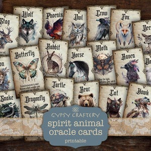 Könnte beinhalten: Ein Set von Tiergeist-Orakelkarten mit Aquarellillustrationen von Tieren wie Wolf, Phönix, Eule, Krähe, Fuchs, Hirsch, Kaninchen, Schmetterling, Pferd, Motte, Rabe, Taube, Schlange, Libelle, Schildkröte, Bär, Katze und Falke. Die Karten haben ein Vintage-Design.