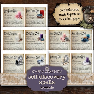 Pu&ograve; includere: Una collezione di carte di incantesimi di scoperta di s&eacute; stampabili. Ogni carta presenta un incantesimo unico con ingredienti e istruzioni, accompagnato da illustrazioni di candele, ciotole e specchi. Le carte sono progettate per essere stampate su carta A4.