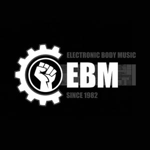 以下が含まれることがあります： 歯車と握りこぶしのある白黒のロゴ。テキスト「ELECTRONIC BODY MUSIC」と「EBM」は白。テキスト「SINCE 1982」も白です。