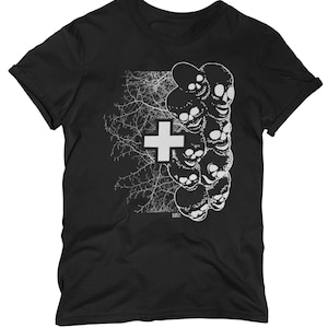 Peut inclure: T-shirt noir avec un motif blanc d'une croix et un groupe de crânes. Le motif est stylisé avec une esthétique grunge.