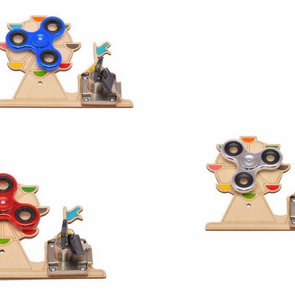 Carrousel en bois, cadenas rotatif avec clé, tableau sensoriel. Pièces écologiques pour les pièces de carton chargées. Jouet montesorii coloré pour enfants.