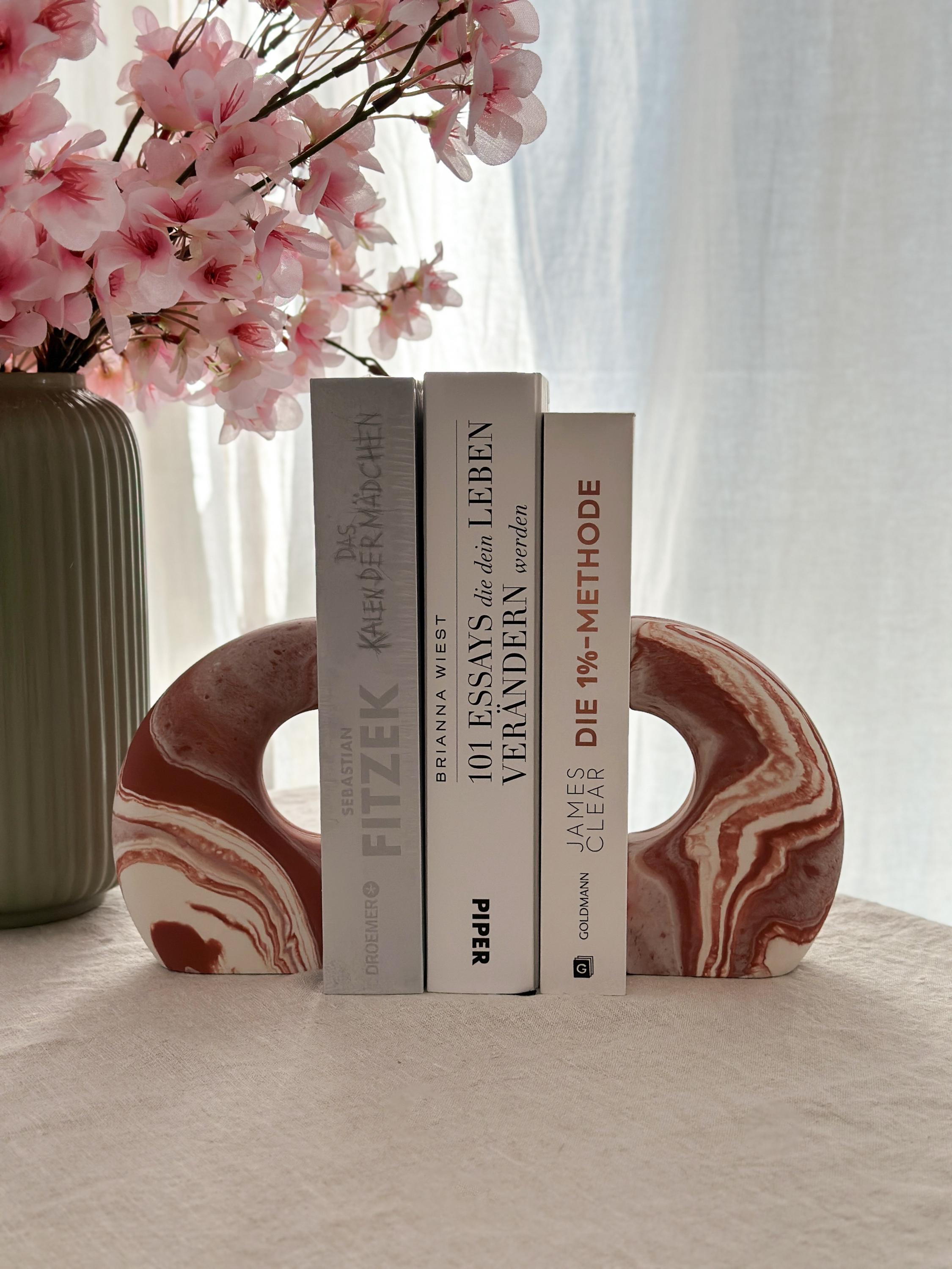 BRUBAKER Buchstütze Keramik Figur In Cremeweiß – 22 Cm Hoch, 720 G Schwer, Mit Rutschfesten Füßen, Für Regale & Sideboards
