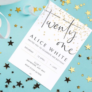 Puede incluir: Una tarjeta de invitaci&oacute;n blanca con confeti de purpurina dorada y el texto "twenty one" en cursiva negra. La invitaci&oacute;n es para la fiesta de cumplea&ntilde;os de Alice White, que se celebrar&aacute; el s&aacute;bado 12 de abril en el Club 7, de 19:00 a tarde. El n&uacute;mero de RSVP es 01234 567890.