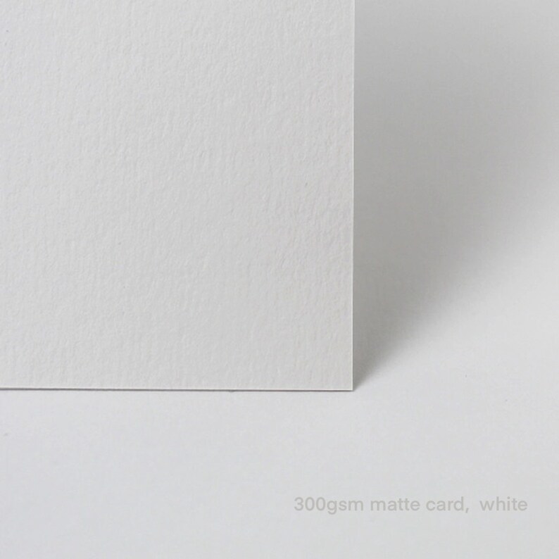 Puede incluir: Primer plano de una tarjeta blanca mate de 300 g/m&sup2;.