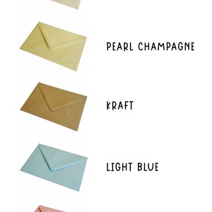 Puede incluir: Cinco sobres de diferentes colores, de arriba a abajo: perla ostra, champ&aacute;n perla, kraft, azul claro y rosa claro. Los sobres son todos del mismo tama&ntilde;o y forma.