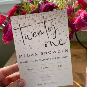 Puede incluir: Una tarjeta de invitaci&oacute;n blanca con confeti dorado y el texto "Twenty one" en caligraf&iacute;a negra. La tarjeta dice "Megan Snowden te invita a celebrar su cumplea&ntilde;os" con la fecha y la hora: "Viernes, 7 de abril, 19:30".