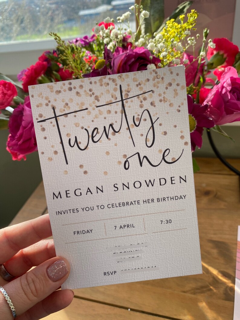 Puede incluir: Una tarjeta de invitaci&oacute;n blanca con confeti dorado y el texto "Twenty one" en caligraf&iacute;a negra. La tarjeta dice "Megan Snowden te invita a celebrar su cumplea&ntilde;os" con la fecha y la hora: "Viernes, 7 de abril, 19:30".
