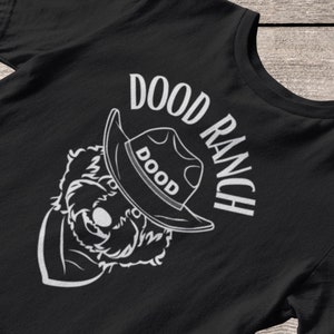 DOOD RANCH - クールな犬 - ゴールデンドゥードルシャツ - 犬のグラフィックTシャツ - かわいい犬のシャツ - 軽量Tシャツ - ソフトコットンシャツ - 面白い犬のシャツ