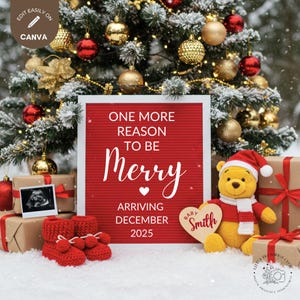 Könnte beinhalten: Eine Weihnachts-Schwangerschaftsanzeige mit einem roten Buchstabenbrett, auf dem "One more reason to be Merry" mit einem Herzen und "Arriving December 2025" steht. Neben dem Buchstabenbrett befindet sich ein Winnie Puuh-Plüschtier, das eine Weihnachtsmütze und einen rot-weißen Schal trägt. Vor dem Buchstabenbrett befindet sich ein kleines Holzhäuschen mit dem Text "Baby Smith".