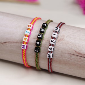 Personalisiertes Armband mit Buchstabenperlen | Makramee | Freundschaftsband | Unisex | Buchstabenwürfel