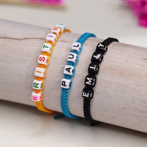 Personalisiertes Armband mit Buchstabenperlen | Makramee | Freundschaftsband | Unisex | Buchstabenwürfel