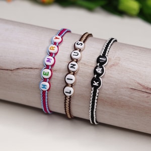 Personalisiertes Armband mit Buchstabenperlen | Makramee | Freundschaftsband | Unisex | Mann | Frau