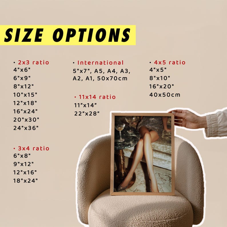 Puede incluir: Impresi&oacute;n enmarcada con una foto de piernas, con una mesa y copas de vino en el fondo. La imagen est&aacute; sobre una silla beige. El texto "SIZE OPTIONS" est&aacute; en la parte superior, con tama&ntilde;os en cm y pulgadas.