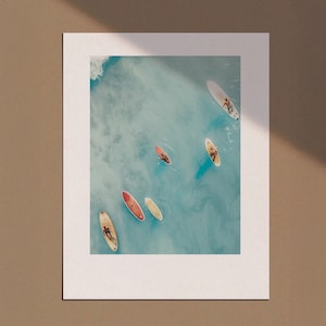 Impresión de personas diminutas nadando en el océano, arte de pared minimalista imprimible, póster de surf en el océano, arte costero de personas en miniatura, póster de verano en la playa