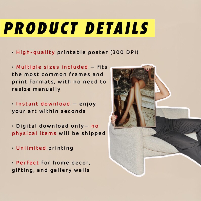 Puede incluir: Una persona sentada en un sill&oacute;n beige sostiene una impresi&oacute;n enmarcada con una fotograf&iacute;a de piernas y copas de vino. La imagen est&aacute; acompa&ntilde;ada por el texto "PRODUCT DETAILS" y enumera caracter&iacute;sticas como impresi&oacute;n de alta calidad y descarga instant&aacute;nea.