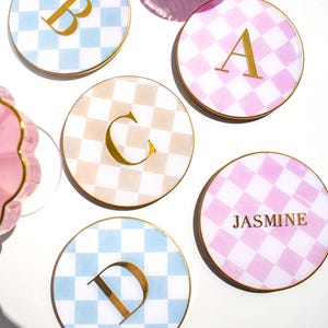 Posavasos redondos de 10 cm con monograma a cuadros personalizado, colores pastel, letras doradas, nombre y fecha, ideal como regalo de boda.
