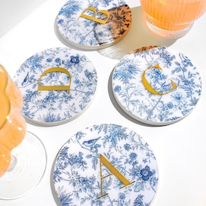 Posavasos redondos de 10 cm con monograma floral personalizado, posavasos azules y blancos para bar, letra dorada, nombre y fecha, regalo estético para bodas.
