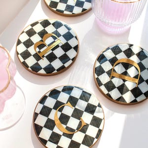 Posavasos redondos de 10 cm con monograma a cuadros personalizado, posavasos blancos y negros para bebidas, letra dorada, nombre y fecha, regalo estético para bodas.