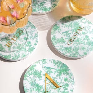 Posavasos redondos de 10 cm con monograma floral personalizado, posavasos verdes y blancos para bar, letra dorada, nombre y fecha, regalo estético para bodas.