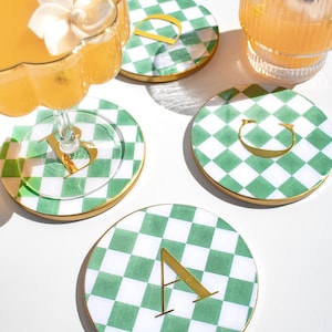 Posavasos redondos de 10 cm con monograma a cuadros personalizado, posavasos verdes y blancos para bebidas, letra dorada, nombre y fecha, regalo estético para bodas.
