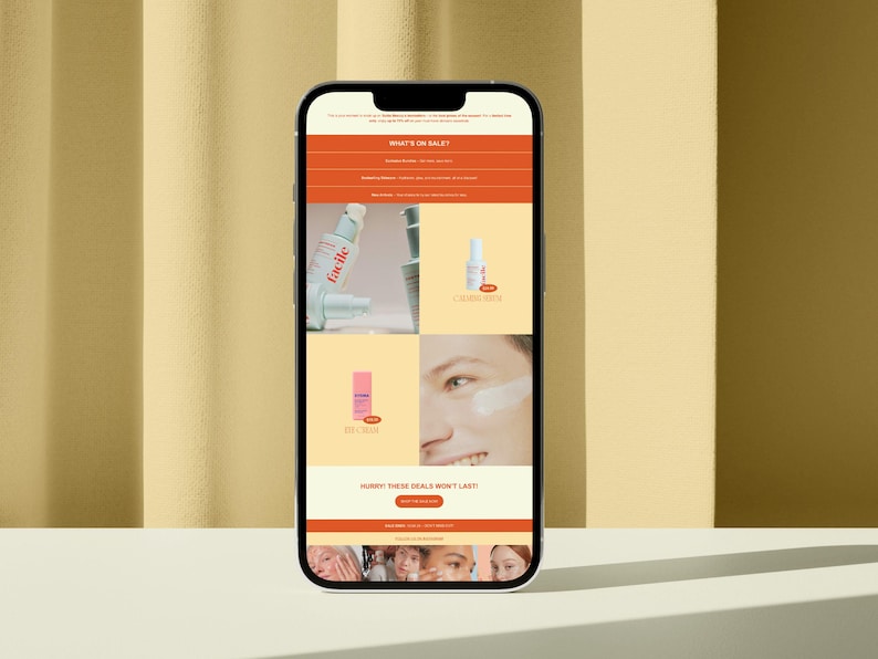 以下が含まれることがあります： スキンケア製品のセールを掲載したウェブサイトが表示されている携帯電話の画面。ウェブサイトには、美容液のボトルとクリームのチューブなど、製品の画像が掲載されています。画面のテキストには、「What's on Sale?」「Hurry these deals won't last!」と表示されています。