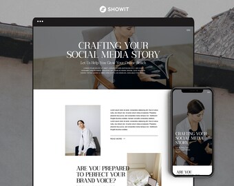 Peut inclure: Une capture d'écran d'un site Web présentant un design blanc et noir avec le texte "Crafting Your Social Media Story" et "Let Us Help You Grow Your Online Beach". Le site Web présente également une photo d'une femme assise sur une chaise et lisant un magazine. Le site Web est conçu pour aider les gens à créer une présence sur les médias sociaux.
