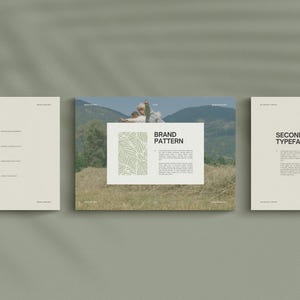 Op de afbeelding: Een merkhandleiding met drie pagina's. De eerste pagina heeft het woord "Details" en een lijst met details. De tweede pagina heeft een foto van twee mensen in een veld met de tekst "Merkpatroon" en een groen bladpatroon. De derde pagina heeft de tekst "Secundaire lettertype" en de letters "Aa" in een ander lettertype.