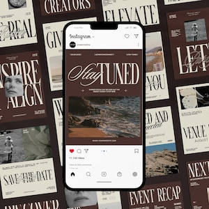 Pode incluir: Um smartphone exibindo um feed do Instagram com uma postagem marrom escura contendo o texto STAY TUNED e uma foto de praia. A tela é cercada por uma colagem de modelos gráficos de mídia social semelhantes em tons de marrom e creme.