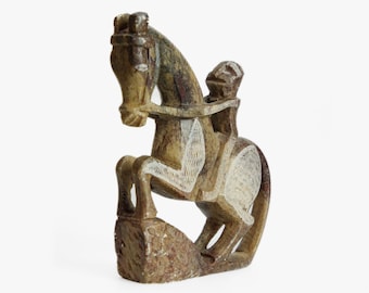 珍しいアフリカ美術の馬の彫刻。ムビグーの石から手彫りされたものです。