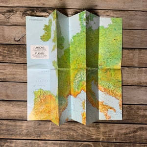 Um raro livreto vintage da Air France com um mapa de rotas nacionais e estrangeiras, 1974