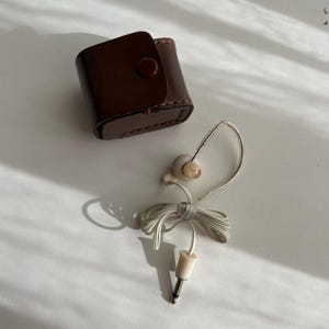 Auricolari vintage giapponesi cablati in custodia in pelle - Accessorio audio retrò da collezione (nuovo di zecca)