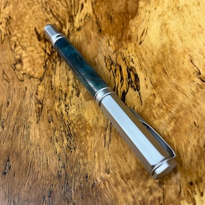 Stylo Vertex Rollerball en satin avec burl d’érable teint en bleu et stabilisé