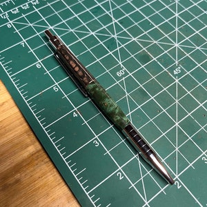 Stylo segmenté Saxa avec loupe d’érable teintée et macadamia noire