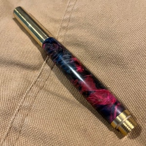 Stylo rollerball RAW en laiton avec loupe d’érable stabilisée et rose