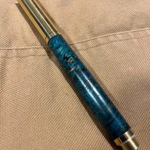 Stylo plume RAW en laiton avec loupe d’érable bleue stabilisée
