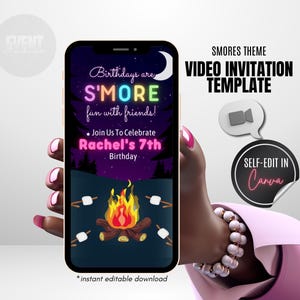 Puede incluir: Una plantilla de invitación de video digital para una fiesta de cumpleaños con temática de s'mores. La plantilla presenta una fogata con malvaviscos, un cielo nocturno con una luna creciente y el texto "¡Los cumpleaños son MÁS divertidos con amigos!" en colores neón. También se incluye el texto "Únete a nosotros para celebrar el 7º cumpleaños de Rachel". La plantilla es editable en Canva.