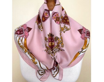 Bandana vintage fabriqué en Italie, petite écharpe carrée rose pastel, couronne, blasons, mouchoir des années 90, foulard italien, 27 x 27 po./69 x 69 cm