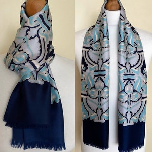 Vintage Men&#39;s Long Scarf Evening Navy Blue Ivory Retro Print Gentleman Scarf Foulard Wedding Men&#39;s Silky Long Scarf, 8x46,5&#39;&#39; 21x118 cm