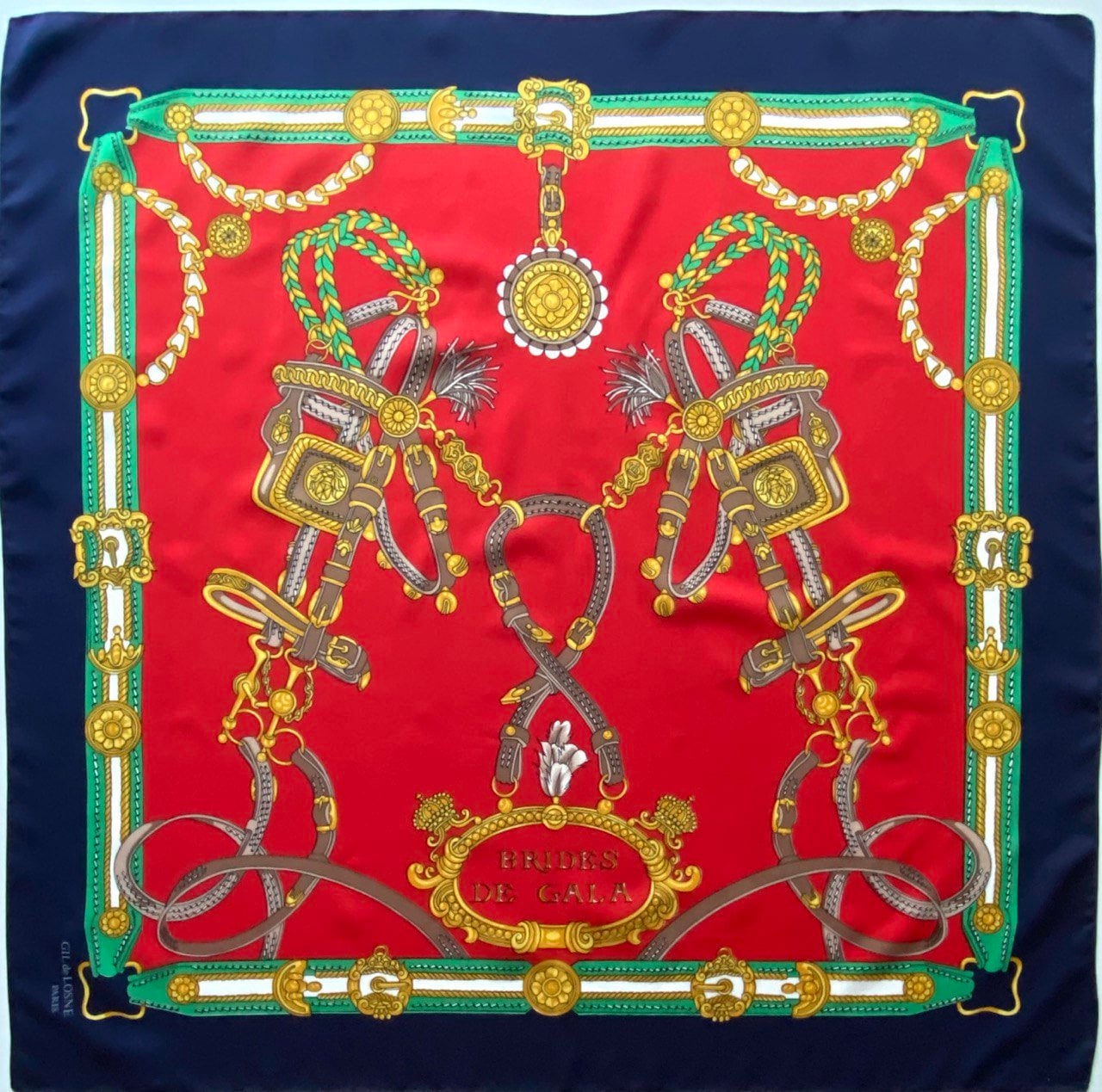 Carré De Soie Gil De Losne – Motifs Verts, Bleus Et Dorés – Foulard élégant Occasion