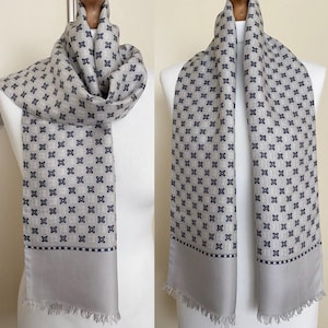 Vintage 70s 80s Men&#39;s Silk Long Scarf Light Grey Pale Navy Gentlemen Scarf Retro Men&#39;s Seta Scarf, 11,4x50&#39;&#39;/29x127 cm