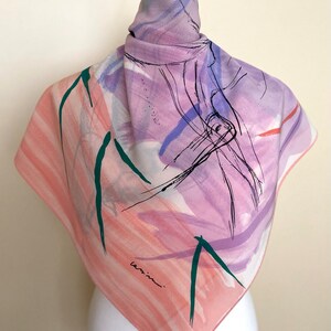 Puede incluir: Un pa&ntilde;uelo de seda con estampado abstracto en rosa, morado y verde con la firma "lamina" en tinta negra.