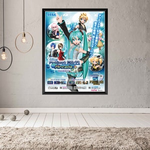 Pode incluir: Um pôster que anuncia o jogo de arcade Project DIVA Arcade com uma ilustração colorida de personagens de anime com o texto "Project DIVA Arcade" e "SEGA" no canto superior esquerdo.