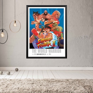 Può includere: Un poster vintage per il videogioco Street Fighter II: The World Warrior. Il poster presenta uno sfondo blu con un gruppo di personaggi del gioco, tra cui Ryu, Ken, Chun-Li e Guile. Il testo "Street Fighter II: The World Warrior" è stampato in bianco nella parte inferiore del poster.