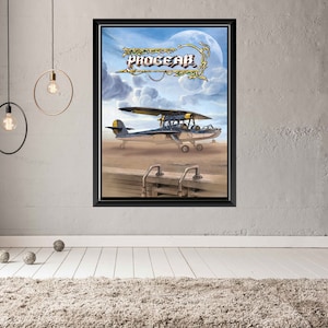 Può includere: Stampa artistica incorniciata con un idrovolante d'epoca su un paesaggio sabbioso sotto un cielo nuvoloso con la luna piena. L'opera d'arte include la parola "PROGEAR" in un carattere ornato. La stampa è esposta su un muro grigio.
