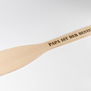 May include: A wooden spatula with the text "PAPA IST DER BESTE!" engraved on the handle.