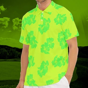 Puede incluir: Una camisa polo de manga corta de color verde ne&oacute;n brillante con un estampado floral tropical de color verde oscuro.