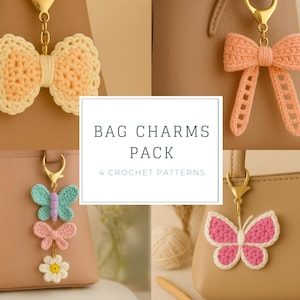 Puede incluir: Cuatro colgantes de ganchillo para bolsos, con diseños de lazo y mariposa en tonos melocotón, amarillo, rosa y azul. Los colgantes están sujetos a cierres dorados. La imagen incluye el texto "BAG CHARMS PACK" y "4 CROCHET PATTERNS".